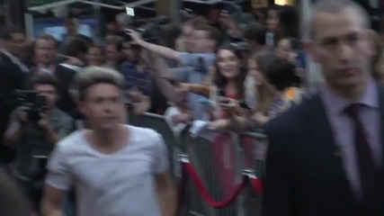 One Direction се срещат с фенове на червения килим на This is us премиерата в Ню Йорк