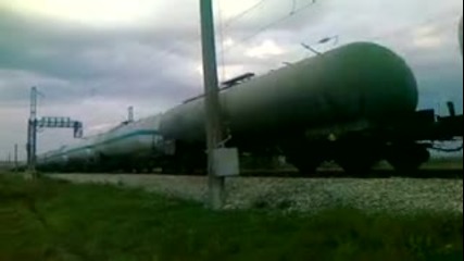 Дълга товарна композиция с 38 вагона...