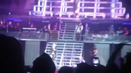 Бийбър пее Baby и Boyfriend Полугол ! ;d