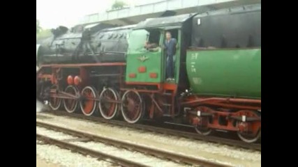 Парен локомотив с Ретро влак на гарата в Русе