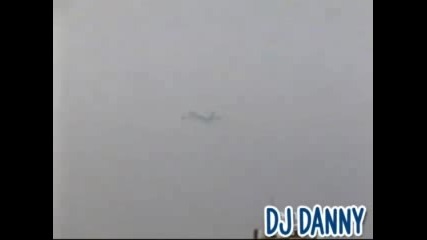 Боинг 747 ударен от светкавица при излитане