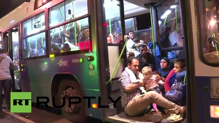 Унгария: Бежанци бързат да се качат на автобусите за Австрия