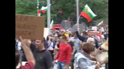 Лево-десно блъсканица при революция 2013-гола,по-малко нахална и млада