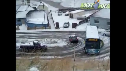 Шофьор на автобус показва умения