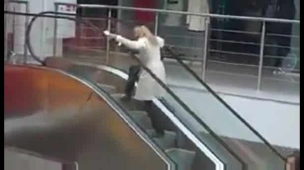 Блондинка изкачва ескалатор. Няма такъв смях!!! :)