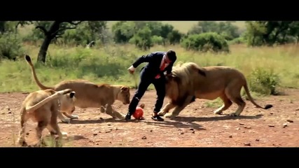 Кевин Ричардсън играе футбол с лъвовете