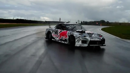 Mad Mike и неговата Мазда Rx-7 Redbull