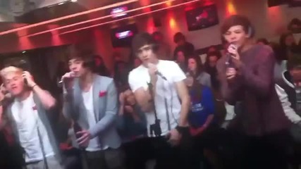 One Direction пеят What Makes You Beautiful в радио Nrj - Франция