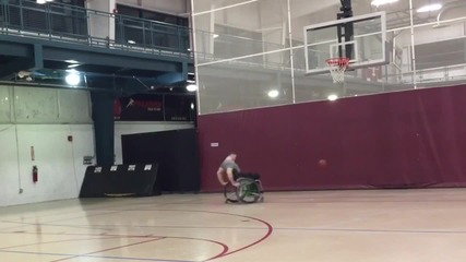 Момче в инвалидна количка - майстор в баскетбола!