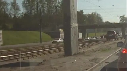 Лудак със стил кара джип по Ж.п. линията в Русия!
