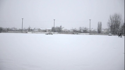 Лудаци се теглят с шейна в снега :)