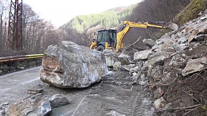 Скали паднаха на пътя от Благоевград към ски-зона Картала