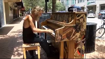 Бездомникът пианист отново с виртуозно изпълнение