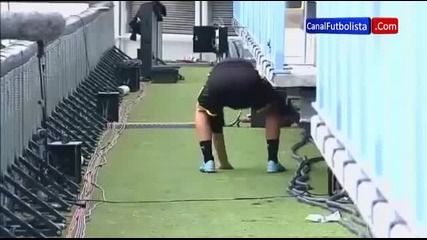 Марио Гьотце опика стадиона на Малага !