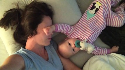 Бебе не дава на майка си да спи