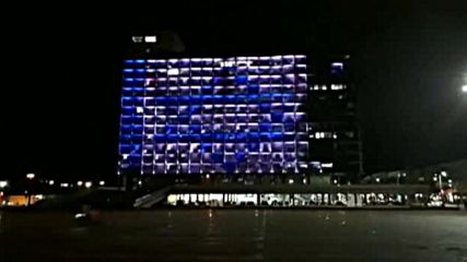 Сграда в Тел Авив бе осветена в цветовете на египетския флаг
