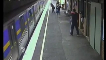 Влак прегазва бебе в количка докато майката гледа с ужас. 