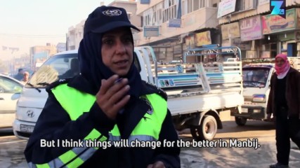 Сирийска жена регулировчик определя правилата