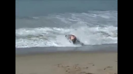 Пияница се опита да кара сърф, но нещо не му се получи