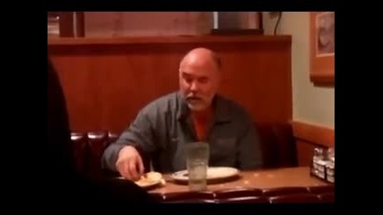 Пиян мъж яде салфетките в ресторанта 