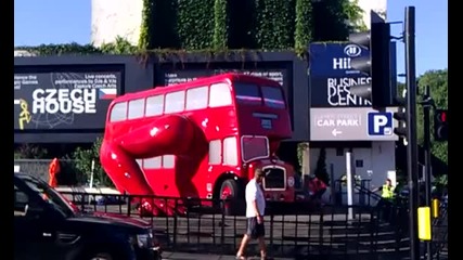 Автобус прави лицеви опори в центъра на Лондон