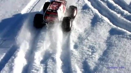 Traxxas Summit, Team Associated - Action in the Snow