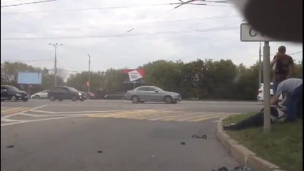 Моторист пада жестоко пред колата на шофьор !