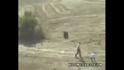 Тинейджъри Пускат Тракторска Гума От Хълма