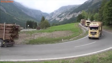 Голям конвой от камиони се спуска от планината
