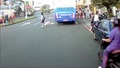 Автобус на косъм да прегази пресичаща пътя жена
