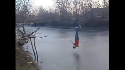 Глупаво момче се разбива в замръзнала река