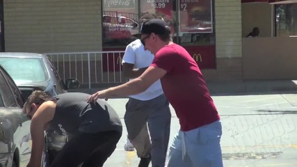 Кражба на автомобилни гуми и подаряване на карта за нови - шега prank