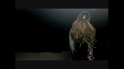 Ноа Сайръс и братовчед й танцуват към песента Tik Tok на Kesha 