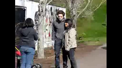 Twilight Filming Robert Being Awesome And Giving Fan Photos.avi