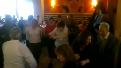Пенсионери играят на Gangnam Style