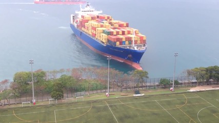 Гигантски кораб заседна до спортна площадка до Хонг Конг