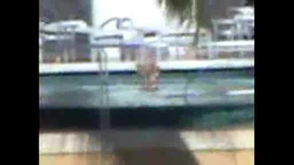 Britney Spears By The Pool In Miami (09 03 09)