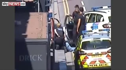 Мъж се притича на помощ на полицайки да задържат арестуван беглец!