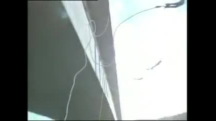 какво ли е усещането да скочиш от този мост с бънджи?