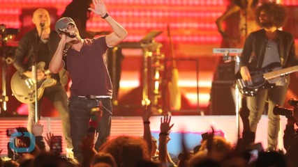 Enrique Iglesias Recovering After Fingers Sliced at Concert
