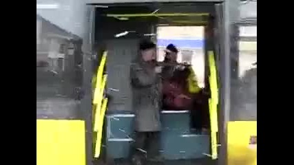 Луд руснак с автомат спира автобус