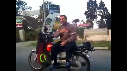Маниак кара мотор по странен начин 