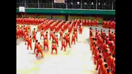 затворници танцуват на песен на Майкъл Джексън