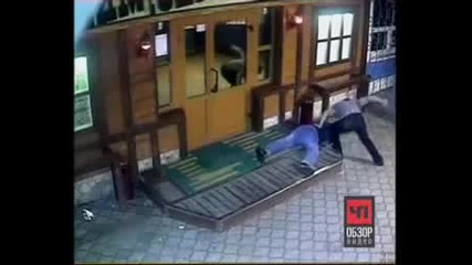 Руски охранител отрязва ухото на човек пред заведение
