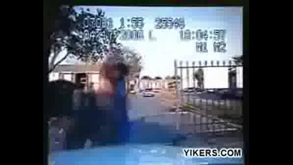 Негър Бие Полицай