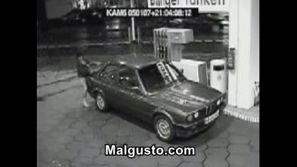 Жена сипва бензин
