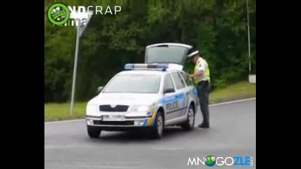 Полицайте зареждат бира 