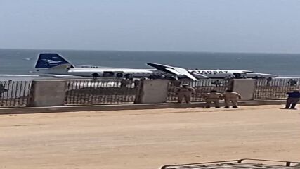 Самолет с 55 души на борда кацна аварийно на плаж в Сомалия