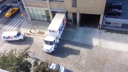 Професионален шофьор паркира огромен камион в гараж