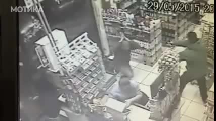Баща спаси положението след като крадци нахлуха в магазин